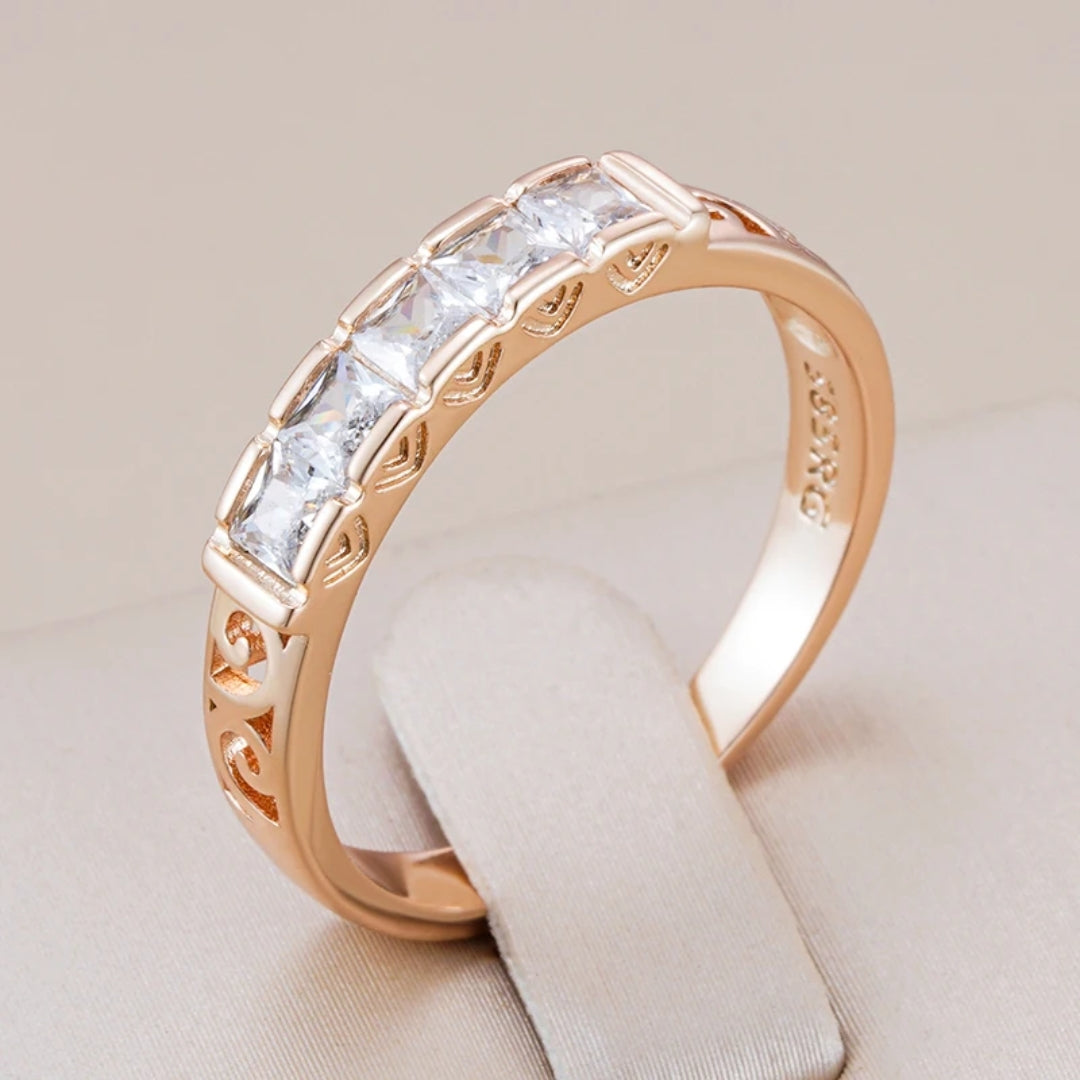 Elegant ring med hvide krystaller