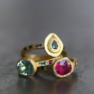 Vintage ring med farvede krystaller i guld